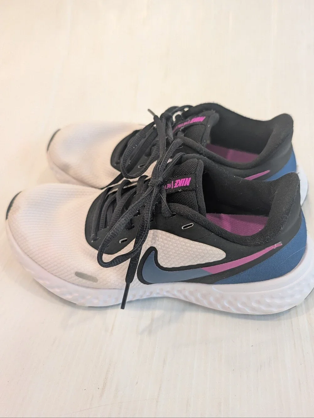 NIKE Revolution 5 Women's White and Black Running Shoes Size 8